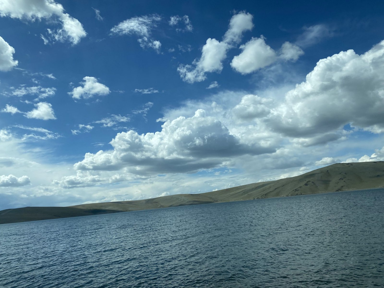 The road drives directly next to Khar lake.